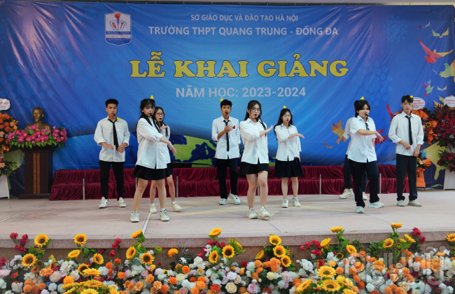 Những tiết mục văn nghệ do các em học sinh trường THPT Quang Trung -  Đống Đa chuẩn bị để chào đón Lễ khai giảng diễn ra vui tươi nhưng ngắn gọn và nhiều cảm xúc.