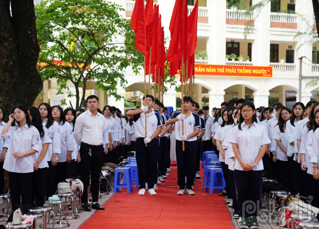 Nghi thức chào cờ, hát quốc ca tại Lễ khai giảng tại trường THPT Quang Trung -  Đống Đa