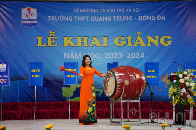 Cô Nguyễn Thị Kiều Hạnh - Hiệu trưởng trường THPT Quang Trung đánh trống khai giảng năm học mới 2023-2024