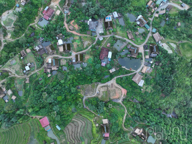 Nhìn từ trên cao xuống trung tâm thôn Xà Phìn như một nhánh cây của Hà Giang, mỗi một lối đi lại có thêm nhiều mái nhà mọc lên cho thấy nơi đây ngày càng phát triển