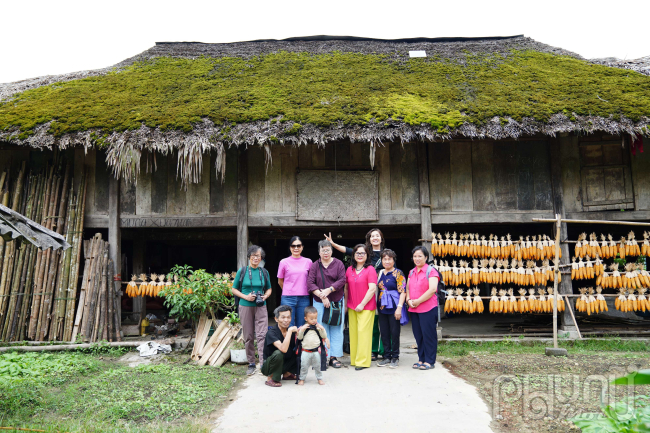 Đến đây, du khách được trải nghiệm nét văn hóa độc đáo của người Dao bản địa, sống dưới những nếp nhà mái rêu
