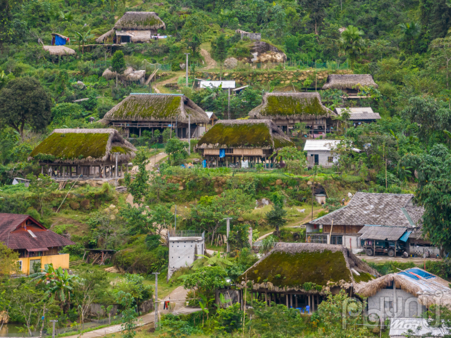 Những mái nhà rêu cổ kính người Dao lẩn khuất trong những sườn đồi