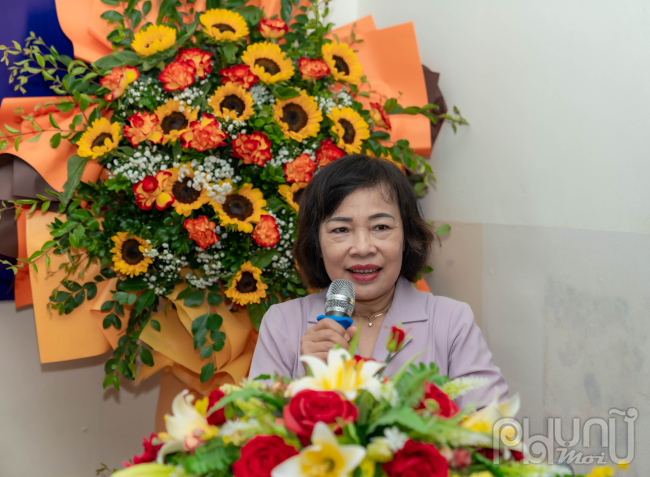 Bà Nguyễn Thị Dự - Chánh văn phòng Hội Nữ trí thức Việt Nam thông qua quyết định thành lập Chi Hội Nữ trí thức Viện Khoa học Khí tượng Thủy văn và Biến đổi khí hậu.