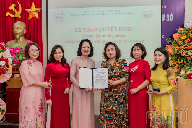 Hội Nữ trí thức Việt Nam cùng Viện Khoa học Khí tượng Thủy văn và Biến đổi khí hậu đã phối hợp tổ chức Lễ trao Quyết định thành lập Chi Hội Nữ trí thức Viện Khoa học Khí tượng Thủy văn và Biến đổi khí hậu (KTTT&BĐKH).