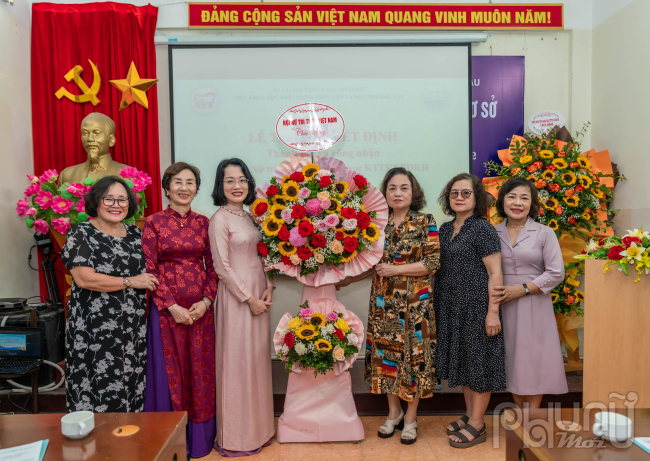 Lãnh đạo Hội Nữ Trí thức Việt Nam tặng hoa chúc mừng Chi hội Nữ trí thức Viện khoa học Khí tượng Thủy văn và Biến đổi khí hậu
