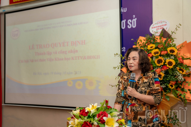 GS.TS. Lê Thị Hợp - Chủ tịch Hội Nữ trí thức Việt Nam phát biểu tại buổi lễ, chúc mừng Chi hội Nữ trí Viện Khoa học Khí tượng Thủy văn và Biến đổi khí hậu.