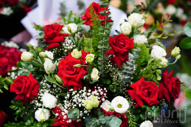 Ghi nhận của phóng viên, giá hoa cẩm tú cầu 100.000 - 120.000 đồng/bông, hoa hồng Đà Lạt đủ màu có giá 6.000 - 8.000 đồng/bông, hoa ly 35.000 đồng/cành, hoa baby từ 65.000 - 85.000 đồng/bó, hoa hướng dương 20.000 - 30.000 đồng/bông.