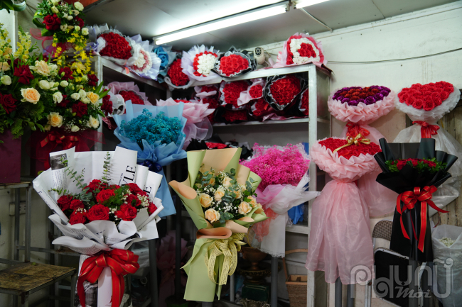 Giá hoa tươi năm nay giảm nhẹ nên mỗi bó hoa phổ biến từ 200.000 - 500.000 đồng/bó. Với những bó hoa cao cấp, sử dụng các loại hoa nhập ngoại như lan vũ nữ, cúc mẫu đơn, hoa hồng Ecuador... có giá lên đến vài triệu đồng mỗi bó.