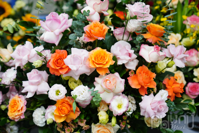 Một số loại hoa nhập ngoại tăng nhẹ như hoa tulip Hà Lan 110.000 - 130.000 đồng/bông, hoa hồng Ecuador 120.000 - 150.000 đồng/bông, hoa thanh liễu Hà Lan có giá 120.000 đồng/bó, các loại hoa, lá nhập khẩu từ Nam Phi giá cũng không tăng nhiều so với thời điểm các ngày lễ.