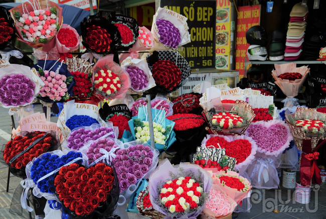 Chị Nguyễn Phương Anh, chủ cửa hàng hoa sáp ở Hồ Tùng Mậu, cho hay năm nay khách hàng chọn mua loại hoa sáp, hoa nhũ tăng vọt. 