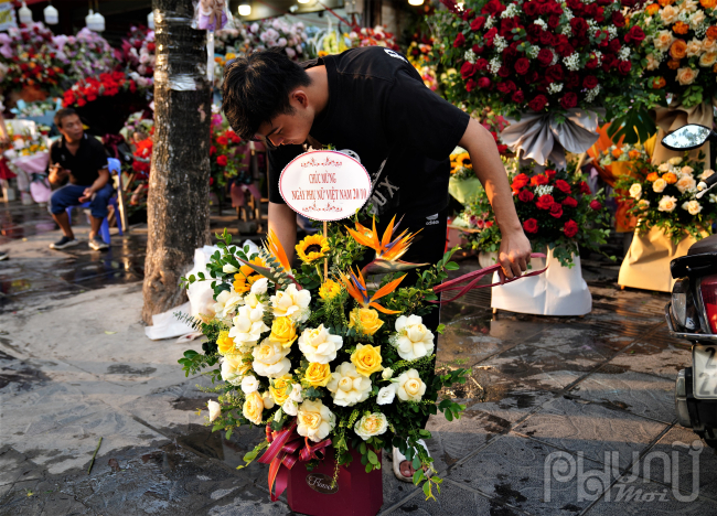 Vừa cắm hoa, vừa tư vấn cho khách, anh Tuấn Tú, nhân viên shop hoa ở đường Hồ Tùng Mậu, cho biết năm nay nhu cầu mua hoa tăng mạnh nhưng giá hoa khá bình ổn. 