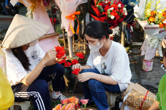 Chị Nguyễn Thuý, chủ cửa hàng hoa tươi trên đường Nguyễn Phong Sắc, quận Cầu Giấy, cho biết năm nay lượng khách mua hoa tăng mạnh. Khách chủ yếu mua loại hoa lãng phối màu đỏ tươi. Cửa hàng ghi nhận lượng khách tăng khoảng 30% so với năm ngoái.