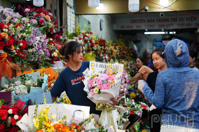  Ngày 20/10, thị trường hoa tươi dọc tuyến đường Nguyễn Phong Sắc, Hồ Tùng Mậu, Hoàng Hoa Thám (Hà Nội) nhộn nhịp hơn mọi năm. Nhân viên các cửa hàng hoa tươi đều trong cảnh tất bật, làm việc không ngơi tay để chuẩn bị số lượng hoa phục vụ thị trường Ngày Phụ nữ Việt Nam.