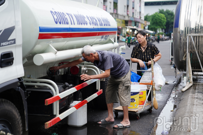 Hơn 10 ngày qua, cư dân sống khu đô thị Thanh Hà (Thanh Oai, Hà Nội) phải chịu cảnh thiếu nước sạch. Hàng ngày, các hộ dân vẫn phải hứng nước từ xe téc để phục vụ sinh hoạt.