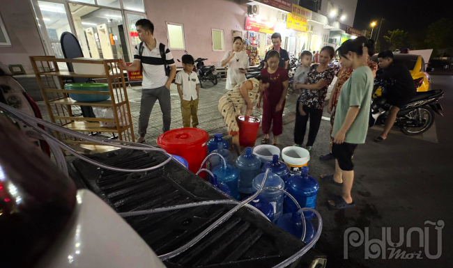 Một số người dân dùng xe bán tải chở nước đến tiếp ứng cho cư dân Thanh Hà. Theo người dân, những ngày qua, nhiều trường hợp phải nhập viện do da nổi mẩn ngứa, phồng rộp, viêm nhiễm phụ khoa, đau mắt, chóng mặt, buồn nôn…