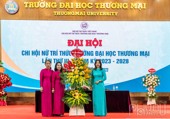 Đảng uỷ, UBND phường Mai Dịch tặng hoa chi hội Nữ trí thức trường Đại học Thương mại