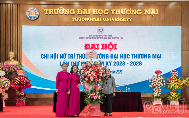 Hội cựu giáo chức trường Đại học Thương mại tặng hoa chi hội Nữ trí thức trường Đại học Thương mại