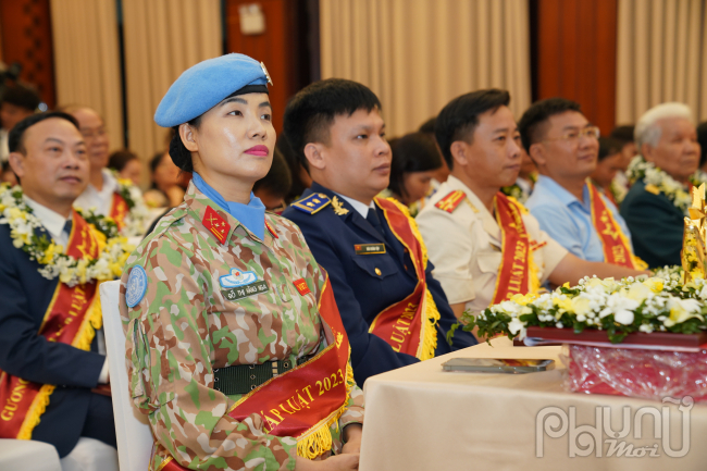 Nữ sĩ quan “mũ nồi xanh” lọt top 50 cá nhân được vinh danh Gương sáng pháp luật 2023