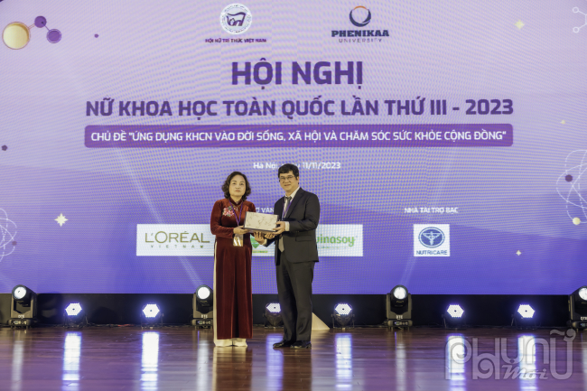 GS.TS Lê Thị Hợp - Chủ tịch Hội NTT Việt Nam trao quà tri ân cho đại diện Trường Đại học Phenikaa