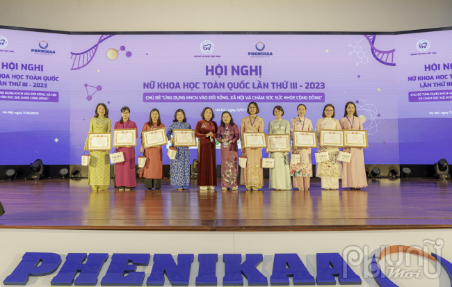 GS.TS Lê Thị Hợp - Chủ tịch Hội NTT Việt Nam trao tặng bằng khen cho các nữ trí thức trẻ tiêu biểu năm 2022 - 2023