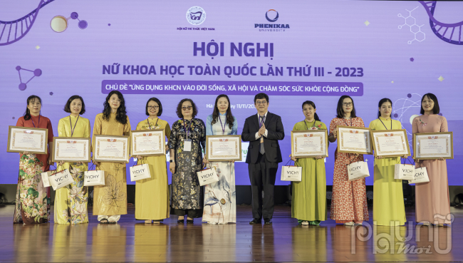 GS.TS Lê Mai Hương – Phó Chủ tịch Hội NTT Việt Nam, đại diện Trường Đại học Phenikaa trao tặng bằng khen cho các nữ trí thức trẻ tiêu biểu năm 2022 - 2023