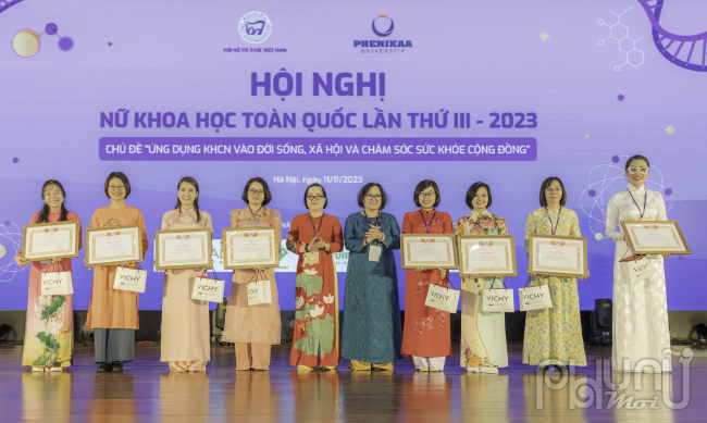 TS. Phạm Thị Mỵ - Phó Chủ tịch Thường trực Hội NTT Việt Nam trao tặng bằng khen cho các Nữ trí thức trẻ tiêu biểu năm 2022 - 2023. 