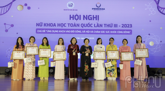 GS.TS Lê Thị Hợp - Chủ tịch Hội NTT Việt Nam, Bà Nguyễn Thị Hồi - Phó Chủ tịch Hội NTT Việt Nam trao tặng bằng khen cho các nữ trí thức trẻ tiêu biểu năm 2022 - 2023