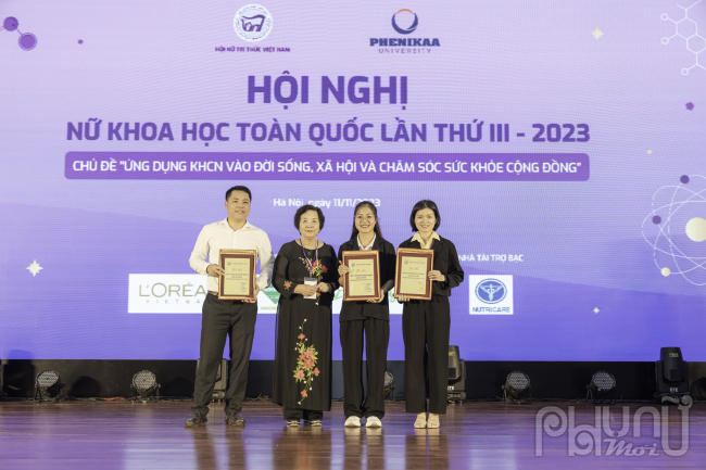 Đại diện lãnh đạo Hội NTT Việt Nam tri ân các nhà tài trợ