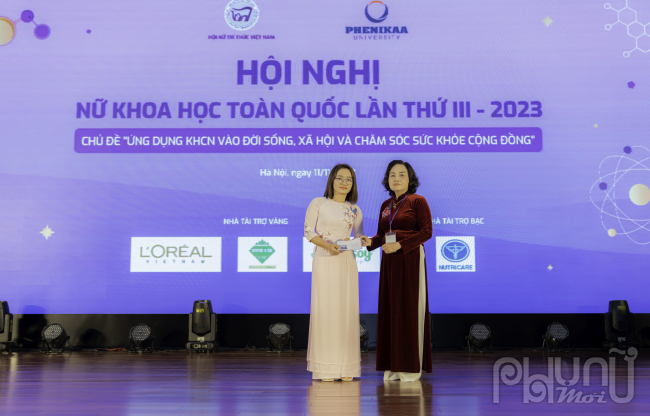 TS Đỗ Thu Trang được GS.TSKH Phạm Thị Trân Châu - nguyên Chủ tịch Hội Nữ trí thức Việt Nam trao tặng phần quà dành cho Nữ trí thức trẻ nhất có nhiều thành tích xuất sắc trong nghiên cứu khoa học năm 2022 - 2023