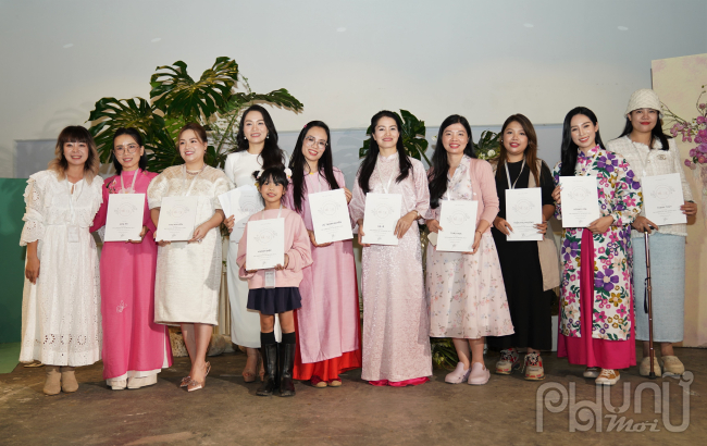Florist Huyền Nguyễn - đại diện ban tổ chức triển lãm trao giấy chứng nhận cho các tác giả