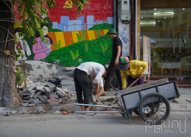 Khoảng một tháng nay, vỉa hè ở nhiều tuyến đường, phố tại Hà Nội lại bị máy móc đục phá, đào xới phục vụ việc thi công lát đá. Tiếng ồn, khói bụi từ việc lát đá vỉa hè đã ảnh hưởng nghiêm trọng tới sinh hoạt, buôn bán của người dân hai bên đường.