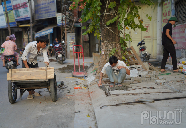 Nhiều cửa hàng kinh doanh trên các tuyến phố ở Hà Nội bị ảnh hưởng, chấp nhận mất khách hàng vì việc đào xới vỉa hè, thay gạch lát.