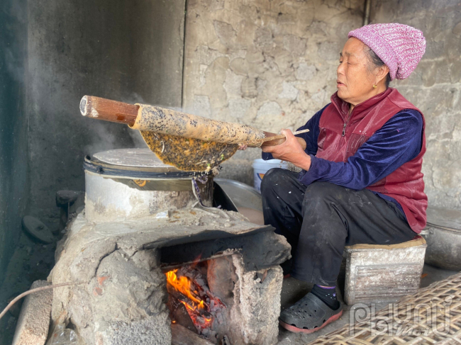 Bà Vũ Thị Xinh (Tân Dân, Nghi Sơn, Thanh Hóa) giữ lửa nghề làm bánh đa