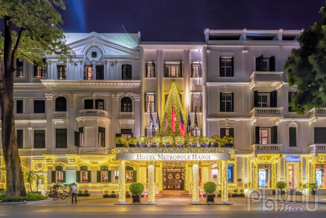 Toà Hotel Metropole Hà Nội màu sắc giáng sinh ấm áp sáng rực cả đoạn đường