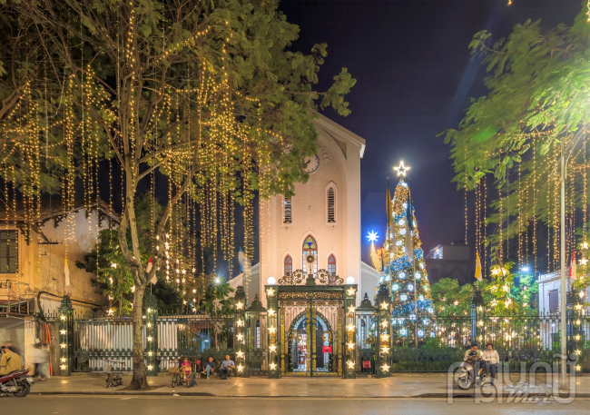 Nhà thờ Hàm Long và các nhà thờ trên địa bàn Hà Nội đã được trang hoàng rực rỡ để chuẩn bị đón một mùa Giáng sinh an lành