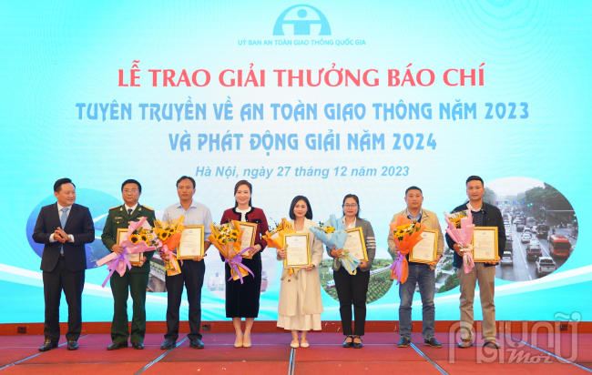 Phó Tổng biên tập báo Nhân dân - ông Phan Văn Hùng trao giải cho các tác giả, nhóm tác giả đạt giải Nhì