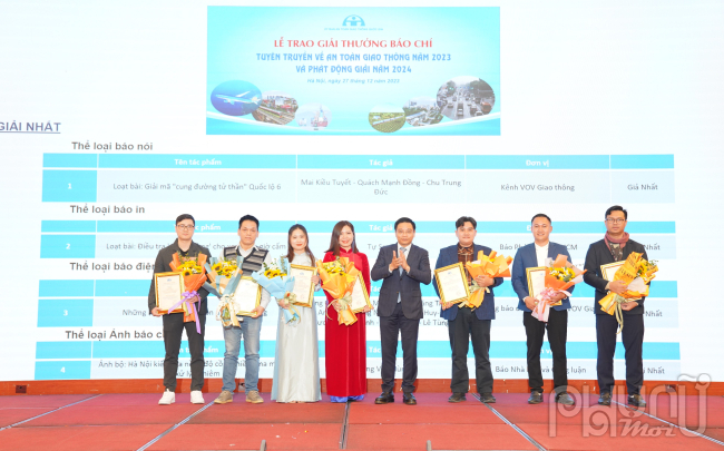 Nguyễn Văn Thắng, Uỷ viên BCH Trung ương Đảng, Phó Chủ tịch thường trực Uỷ ban ATGT Quốc gia, Bộ trưởng Bộ GTVT trao giải cho các tác giả có tác phẩm đạt giải Nhất Giải Báo chí về tuyên truyền ATGT