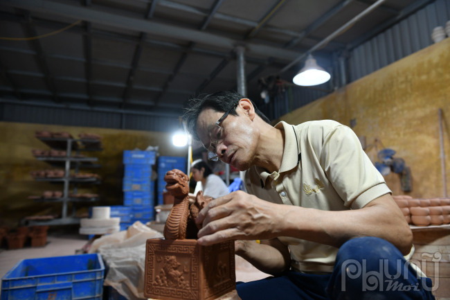 Ông Phạm Việt Khoa, người có gần 40 năm làm nghề gốm ở làng Bát Tràng và các nghệ nhân đang hoàn thiện những sản phẩm để kịp phục vụ nhu cầu người tiêu dùng dịp Tết Giáp Thìn.