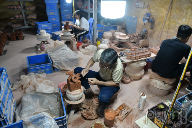 Những ngày cuối năm, các xưởng gốm ở làng Bát Tràng (Gia Lâm, Hà Nội) tất bật hơn thường lệ. Năm nay, mặt hàng mới là Ấn dát vàng sẽ được tung ra thị trường.