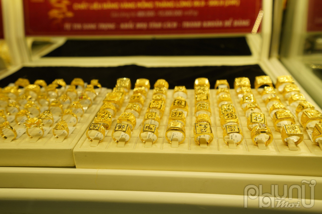 Đại diện của Công ty vàng Bảo Tín Minh Châu (Hà Nội) cũng cho hay, như mọi năm, nhẫn tròn Rồng vàng Thăng Long được chọn mua nhiều nhất trong dịp ngày vía Thần Tài.