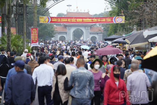 Ghi nhận PV PNM, sáng 22/2 (ngày 13/1 Âm lịch), hàng nghìn du khách thập phương đã đổ về trung tâm lễ hội núi Hồng Vân (thị trấn Lim) tham dự hội Lim