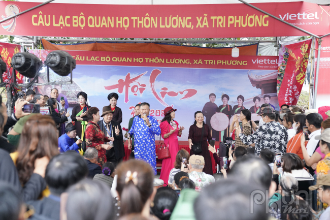 Ở Hội Lim có sự hội tụ, giao thoa của rất nhiều làng quan họ cổ, nơi tái hiện một không gian văn hóa quan họ nguyên bản nhất, từ hát cửa đình, cửa chùa, hát tại gia đình nghệ nhân, hát tại lán tới hát dưới thuyền.