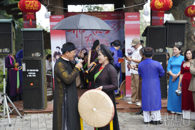 Tham dự hội, du khách sẽ được thỏa sức được nghe, xem và giao lưu quan họ, đó là nét văn hóa đặc trưng của hội Lim là những làn điệu Quan họ ngọt ngào, trữ tình 