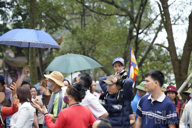 Hàng nghìn du khách đội mưa đổ về tham dự hội Lim