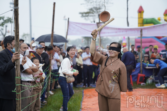 Hàng nghìn du khách đội mưa đổ về tham dự hội Lim