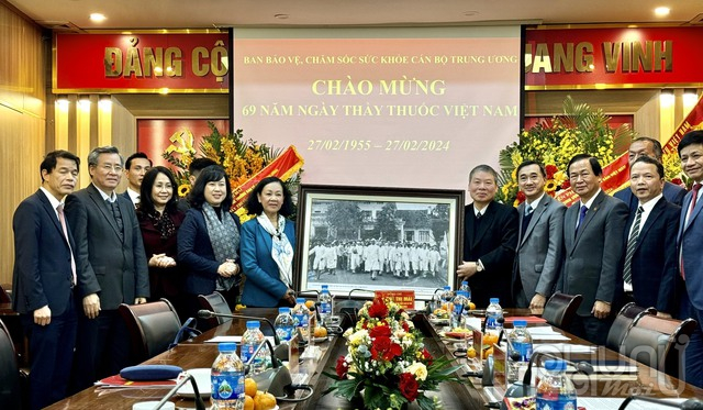 Đồng chí Trương Thị Mai chúc mừng Ban Bảo vệ, chăm sóc sức khỏe cán bộ Trung ương nhân dịp 27/2 - Ảnh: VGP/ĐT