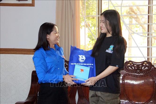 Bí thư Thành đoàn Cần Thơ Lư Thị Ngọc Anh (trái) trao quà cho chị Phan Yến Nhi (phường Thường Thạnh, Cái Răng), nữ thanh niên chuẩn bị nhập ngũ. 