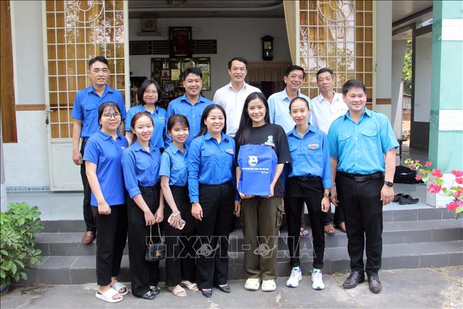 Thành đoàn Cần Thơ thăm gia đình chị Phan Yến Nhi (phường Thường Thạnh, Cái Răng), nữ thanh niên chuẩn bị nhập ngũ tham gia nghĩa vụ quân sự.