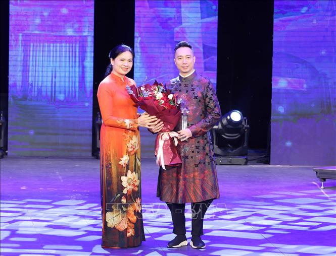 Đồng chí Hà Thị Nga, Ủy viên Trung ương Đảng, Chủ tịch Hội Liên hiệp Phụ nữ Việt Nam tặng Kỷ niệm chương cho nhà thiết kế Đỗ Trịnh Hoài Nam. Ảnh: Phương Hoa/TTXVN