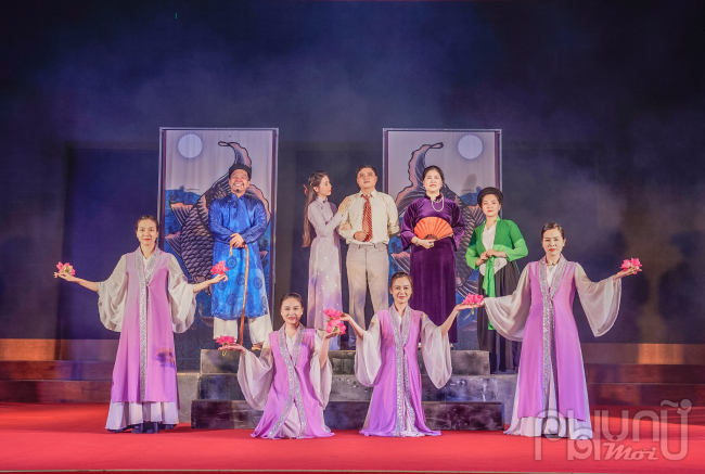 Vở kịch nói “Hoa khôi dạy chồng” do các nghệ sỹ Nhà hát kịch nói quân đội thể hiện